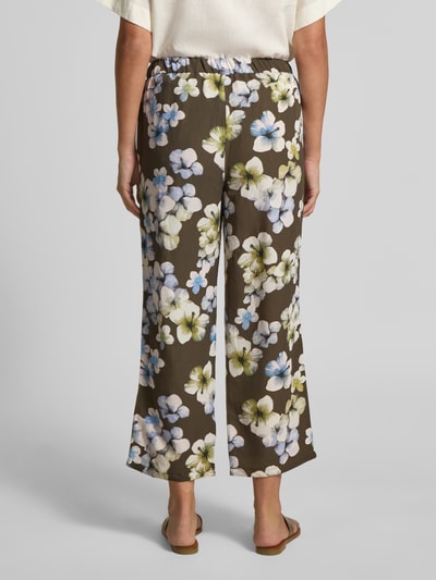 Frauenmodel trägt Hose aus Viskose-Leinen-Mix Modell 'Alexandria' von STEHMANN mit floralem Allover-Look in Braun, Ganzkörperansicht Rückansicht. Damen Hose, verkürzte Passform, Bundweite 38 cm, Innenbeinlänge 68 cm.