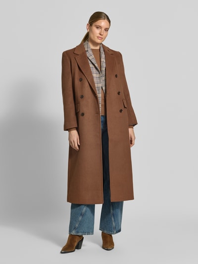 Vrouwenmodel draagt Wollmantel aus Woll-Mix van Lala Berlin in bruin met reverskraag, dubbele knoopsluiting, klepzakken, relaxed fit, Ganzkörperaanzicht van voren