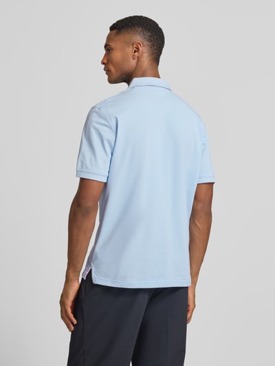 Männermodel trägt Regular Fit Poloshirt mit Logo-Stitching von Gant aus elastischem Baumwoll-Mix, hellblau, Rückenansicht Ganzkörperansicht.