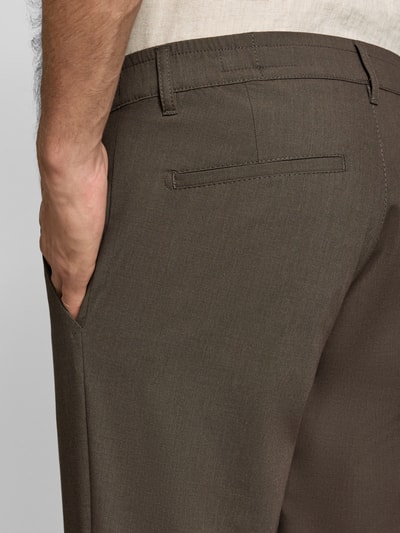 Mannelijk model draagt recht model 'Phil P' broek met viscose van Brax in bruin, heren broek, detailopname achterkant.