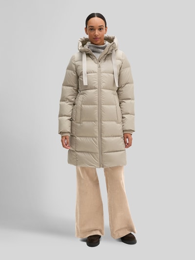 Kobiece model prezentuje Regular Fit Daunenmantel mit Label-Print od Marc O'Polo, jasny beż, puszysta faktura, pełny widok z przodu. Płaszcz puchowy damski.