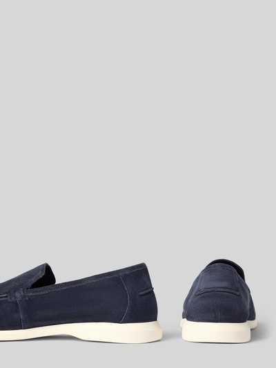 Produktfoto, Loafers aus Leder Modell 'STRIDE FLEX' von Lloyd in Dunkelblau mit Abgerundete-Spitze, Schlupfform, Echtleder, Absatzhöhe 2 cm, Schafthöhe 7 cm, Schaftweite 12 cm, seitlich und rückseitig auf hellem Untergrund.