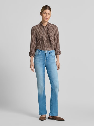 Vrouwenmodel draagt lichtblauwe Flared fit Bootcut-Jeans uit katoenmix model 'Celia' van Garcia, dames bootcut-jeans, vooraanzicht volledige lichaamsopname