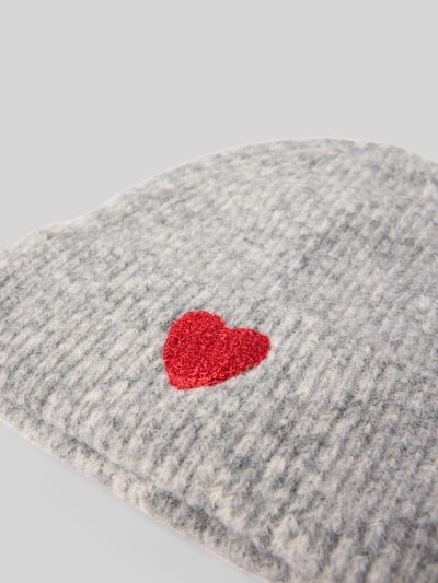 Produktfoto, graue Mütze mit Woll-Anteil von Jake*s Casual, rote Herz-Applikation vorn, weiche Textur und Strickstruktur