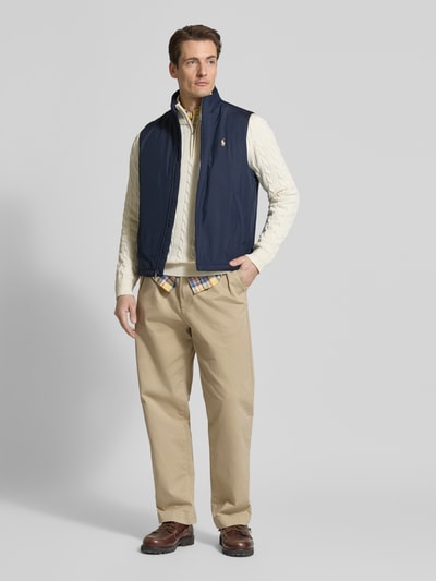 Männermodel trägt Regular Fit Weste mit Logo-Detail von Polo Ralph Lauren in Optik: Unifarben, Ganzkörperansicht von vorne.