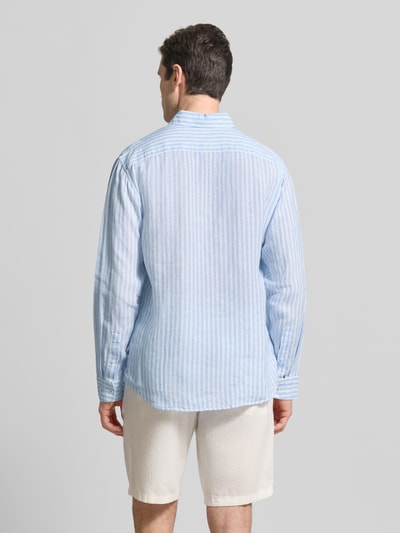 Männermodel trägt Modern Fit Freizeithemd aus reinen Leinen Modell 'Daniel' von Brax, hellblau-weiß gestreift, Rückansicht, Herrenmode