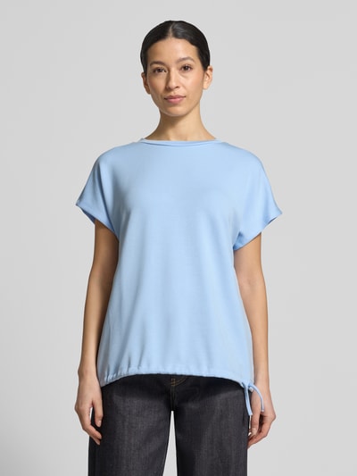 Frauenmodel trägt Damen T-Shirt mit Rundhalsausschnitt von Soyaconcept, Material-Mix mit Modal-Anteil, Regular-Fit, Kappärmel, Tunnelzug, Ganzkörperansicht von vorne.