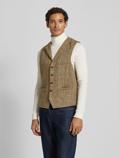 Männermodel trägt Weste aus Schurwolle mit Brustleistentasche Modell 'Warner' von Carl Gross in Beige mit Karomuster, Regular Fit, Ganzkörperansicht von vorne.