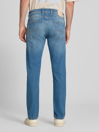 Männermodel trägt Straight Fit Jeans im Used-Look Modell 'GROVER' von Replay aus Baumwoll-Elasthan-Mix, Ganzkörperansicht Rückansicht.