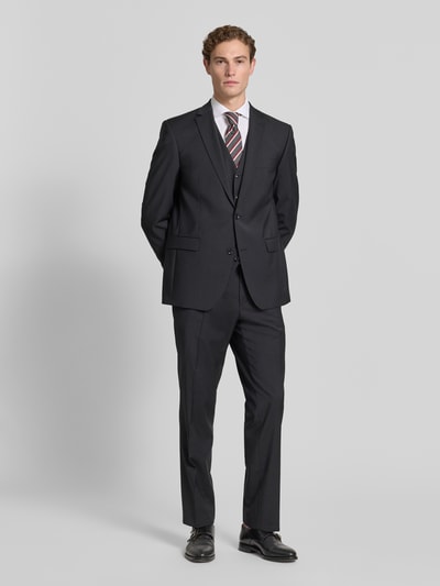 Männermodel trägt Anzughose mit Bügelfalten Modell 'Silvio' von Carl Gross aus Reine Schurwolle, Slim-Fit, Farbe Schwarz, Ganzkörperansicht von vorne.