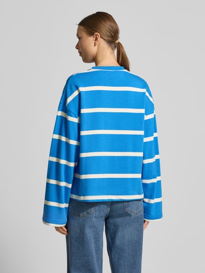Vrouwenmodel draagt 'Relaxed Fit Sweatshirt aus Baumwoll-Mix' van Tommy Hilfiger, blauw-wit gestreept katoenmix, logo, rugaanzicht.
