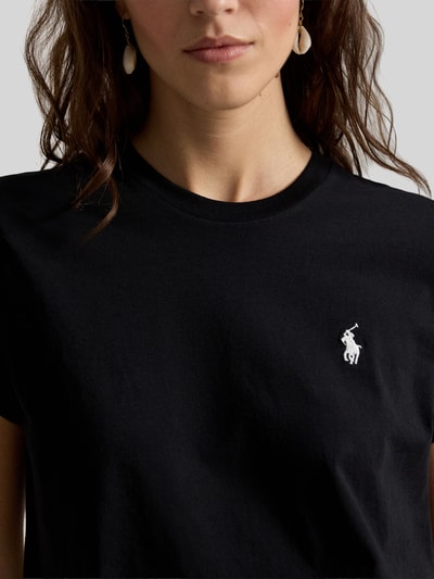 Frauenmodel trägt schwarzes Regular Fit T-Shirt aus reiner Baumwolle von Polo Ralph Lauren, weiche Textur, Nahaufnahme Oberkörper, Damen T-Shirt von Polo Ralph Lauren