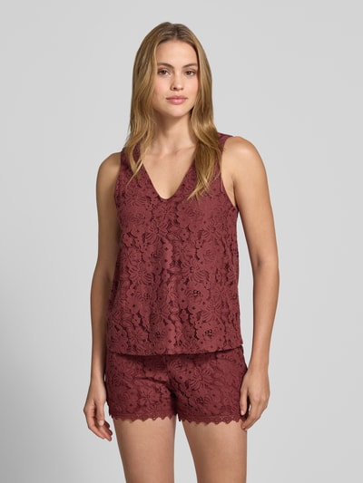 Frauenmodel trägt Regular Fit Trägertop aus Baumwoll-Mix Modell 'HONEY' von Vero Moda, Optik: Unifarben, Spitzen-Muster, V-Ausschnitt, breite Träger, Materialverarbeitung: Spitze, Ganzkörperansicht von vorne.