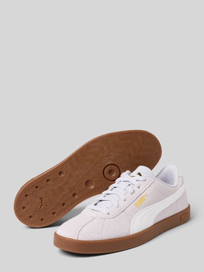 Produktfoto, Damen Sneaker aus Leder mit Logo-Details Modell 'Club II' von PUMA in Weiß mit abgerundeter Form, Schnürverschluss, strukturierter Sohle, Absatzhöhe 3 cm, Schafthöhe 7 cm, Schaftweite 7 cm.
