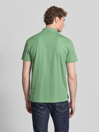 Männermodel trägt Regular Fit poloshirt aus katoenmix Modell 'TOUR PIQUE' van Polo Ralph Lauren in effen kleuren, piqué textuur, ganzkörperansicht rückansicht.