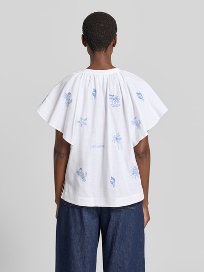 Frauenmodel trägt Relaxed Fit Tunikabluse mit Stitchings von Oui aus Reine Baumwolle im Allover-Look mit V-Ausschnitt, Ganzkörperansicht Rückansicht.