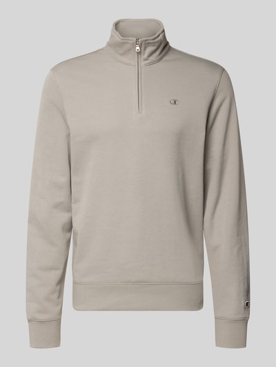 Produktfoto, Sweatshirt mit Stehkragen und Reißverschluss von CHAMPION in Hellgrau, Regular Fit, aus Baumwoll-Mix, dezentes Label-Stitching
