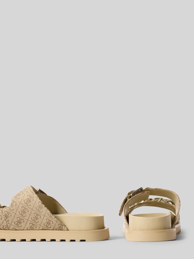 Produktfoto, Slippers mit Allover-Logo-Print Modell 'Fatema' von Guess, beige Töne, abgerundete Passform, offene Ferse, profilierte Sohle, Absatzhöhe 2 cm, Schaftweite 7 cm, Damen, strukturierte Oberfläche