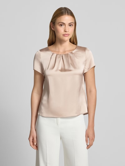Frauenmodel trägt Blusenshirt mit Rundhalsausschnitt und Raffungen von Vera Mont aus Satin in Regular-Fit, sanfter Glanz, Ganzkörperansicht von vorne. Rückenlänge 55 cm, Ärmellänge 15 cm, Größe 36.