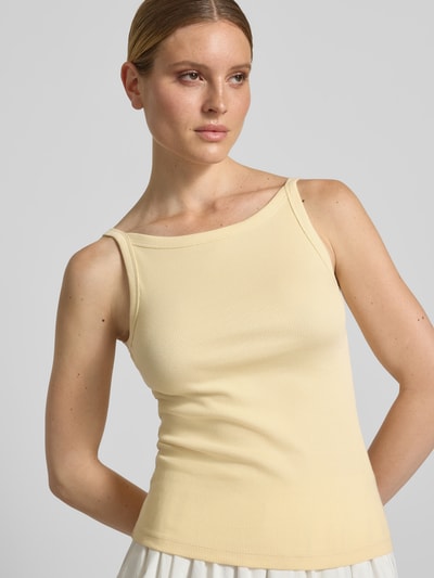 Frauenmodel trägt Trägertop in Ripp-Optik Modell 'Izli' von OPUS aus Baumwoll-Elasthan-Mix, Slim-Fit, cremefarben, Nahaufnahme Oberkörper.