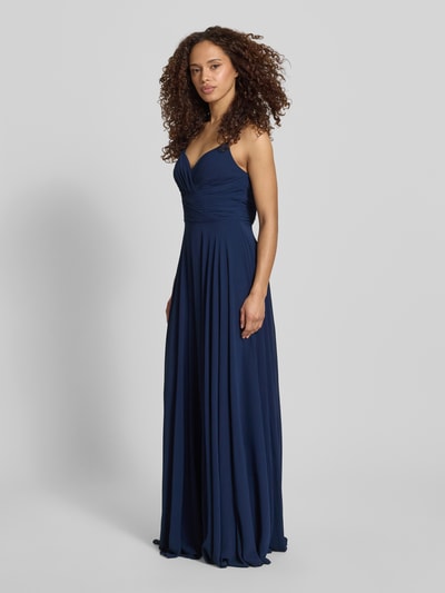 Modelka nosi Abendkleid mit Drapierungen und V-Ausschnitt von Mascara, granatowy, długa suknia maxi, krój slim fit, drapowania, szeroki dekolt V, długość tyłu w rozmiarze 36: 128 cm, szerokość w rozmiarze 36: 32 cm, gładka tekstura, widok całej sylwetki z przodu.