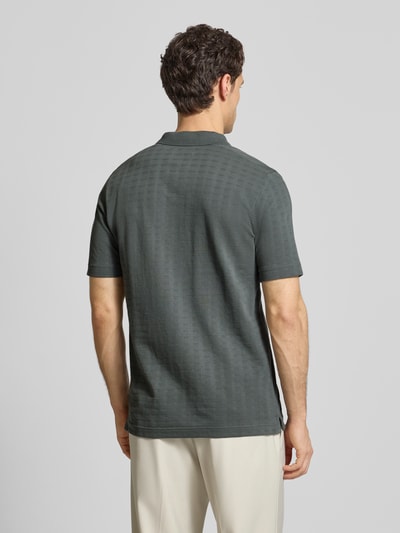 Männermodel trägt Regular Fit Poloshirt aus reiner Baumwolle von Marc O'Polo, Optik: Unifarben, Gitterkaro Struktur, Rückansicht