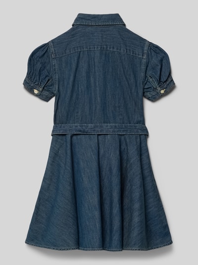 Mädchen trägt Tailliertes Jeanskleid aus reiner Baumwolle von Polo Ralph Lauren Teens, Optik: Unifarben, Denim, Midi-Länge, Ganzkörperansicht Rückansicht.