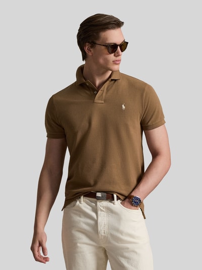 Męski model nosi Regular Fit Poloshirt aus reiner Baumwolle von Polo Ralph Lauren, brązowy, materiał pikowany, logo, krój regular fit, całkowity widok z przodu