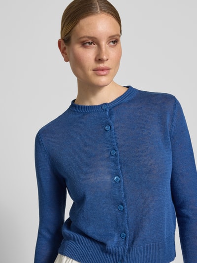 Kobiece model prezentuje Regular Fit Strickjacke aus reinem Leinen Modell 'BADIA' od Weekend Max Mara, jednokolorowy niebieski, krój regular fit, okrągły dekolt, długie rękawy, listwa guzikowa, materiał: dzianina z czystego lnu, wykończenie: prążkowane, efekt: jednolity kolor, zbliżenie na górną część ciała.