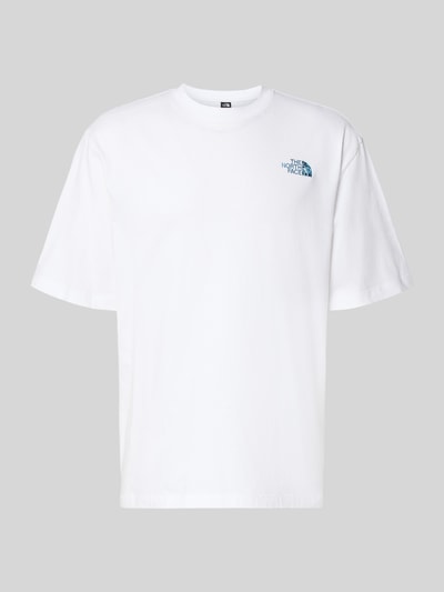 Produktfoto, weißes Oversized T-Shirt mit Logo und Rundhalsausschnitt aus reiner Baumwolle von The North Face vor grauem Hintergrund