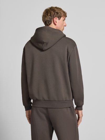 Männermodel trägt Relaxed Fit Sweatjacke aus Baumwoll-Mix mit Label-Detail von REVIEW, braun, glatte Textur, Rückenansicht, KI-modifiziertes Bild