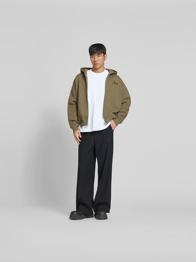 Männermodel trägt Relaxed Fit T-Shirt mit Logo-Stitching von WON HUNDRED aus reiner Baumwolle, weiß, Rundhalsausschnitt, Ganzkörperansicht von vorne.