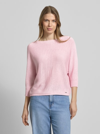 Frauenmodel trägt Strickpullover mit 3/4-Arm von More & More in Rosa, lockerer Schnitt, Rundhalsausschnitt, glatte Textur, Nahaufnahme Oberkörper.