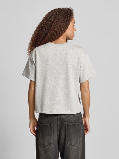 Frauenmodel trägt kurzärmeliges Sweatshirt mit Stickerei von REVIEW in hellem Grau, Baumwoll-Mix, Relaxed Fit, Rückenansicht, Ganzkörperansicht Rückansicht.