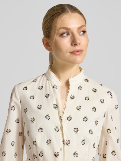 Frauenmodel trägt Maxikleid mit Zier-Bordüre von Marc Cain, floraler Allover-Print, reine Baumwolle, Stehkragen, Nahaufnahme Oberkörper.