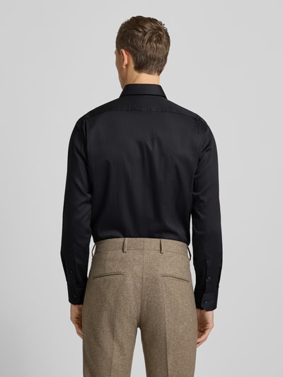 Männermodel trägt Regular Fit Businesshemd aus reiner Baumwolle Modell 'JOE' von BOSS in Schwarz, Rückenpasse, Ganzkörperansicht Rückansicht.