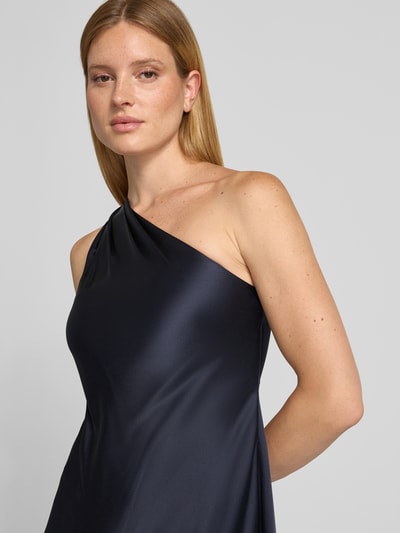 Frauenmodel trägt Figurbetontes Abendkleid mit One-Shoulder-Ausschnitt von Lauren Ralph Lauren in Dunkelblau, Nahaufnahme Oberkörper.
