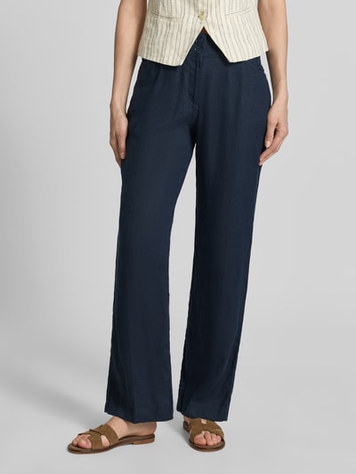 Vrouwenmodel draagt Leinenhose met Eingrifftaschen van Christian Berg Woman, donkerblauw, regular fit, puur linnen, voorkant bovenlichaam close-up