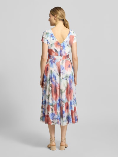 Modelka kobieca ma na sobie 'Cocktailkleid mit V-Ausschnitt' od Vera Mont, kolorowe kwiaty, chiffon, A-linia, midi, nieprzezroczysta halka, zamek z tyłu, tylny dekolt V, Szerokość w rozmiarze 36: 39 cm, długość pleców 120 cm, długość rękawa 14 cm, widok całej sylwetki od tyłu