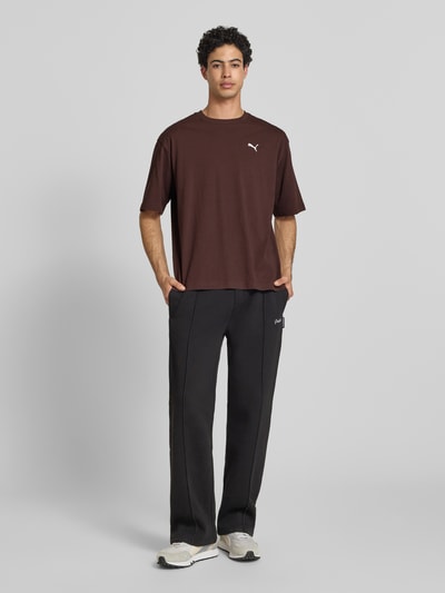Männermodel trägt T-shirt mit ronde hals van PUMA PERFORMANCE, puur katoen, relaxed fit, logoprint, ruglengte maat M 69 cm, ganzlichaamsaanzicht van voren.