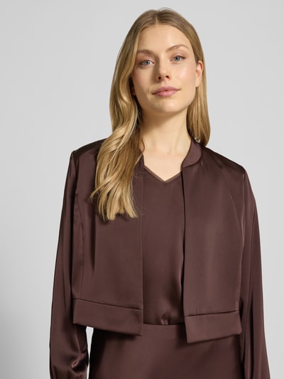 Frauenmodel trägt Regular Fit Blazer mit Stehkragen von V by Vera Mont aus braunem Satin, offenes Design, Nahaufnahme Oberkörper.