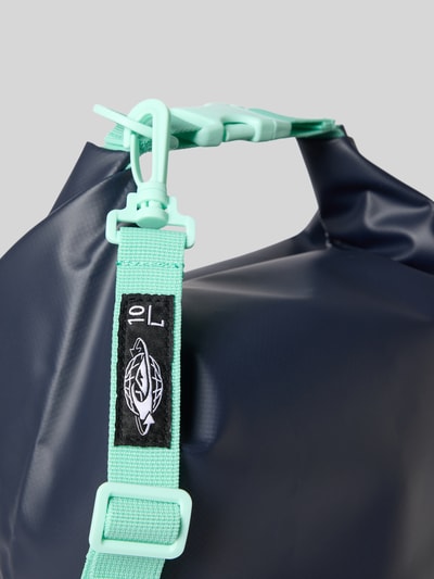 Produktfoto, Tasche mit Riemen und Label-Print von Quiksilver, dunkelblau mit mintgrünem Riemen, glatte Textur, Herren Tasche