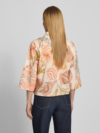 Frauenmodel trägt Boxy Fit Bluse mit 3/4-Arm von Rich & Royal aus Reine Baumwolle im Allover-Look mit Hemdblusenkragen, Ganzkörperansicht Rückansicht.