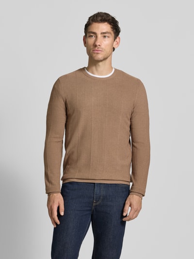 Männermodel trägt Strickpullover aus Viskose-Mix Modell 'Goa' von CINQUE in Braun, dezente Struktur, Rundhals, Slim Fit, Jeans, Ganzkörperansicht von vorne. Herren Strickpullover, Rückenlänge 70 cm, Ärmellänge 72 cm.