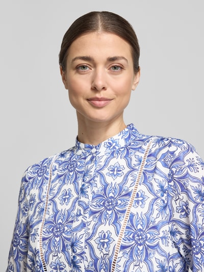 Frauenmodel trägt Midikleid mit verdeckter Knopfleiste Modell 'Desa' von JOOP!, florales Muster, reine Baumwolle, Nahaufnahme Oberkörper.