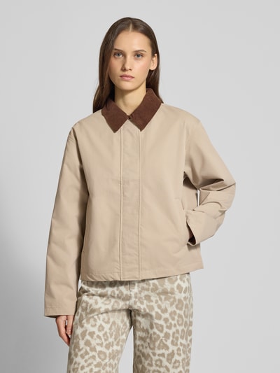 Modelka nosi Regular Fit Jacke mit Umlegekragen Modell 'Wilma' od JJXX, beżowa, faktura sztruksowa, kieszenie, widok całej sylwetki z przodu. Długość pleców w rozmiarze S: 60 cm, szerokość ramion w rozmiarze S: 50 cm, szerokość klatki piersiowej w rozmiarze S: 53 cm, długość rękawa w rozmiarze S: 58 cm.