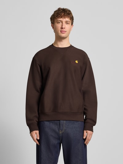 Männermodel trägt Sweatshirt mit Label-Stitching von Carhartt Work In Progress, Baumwoll-Mix, lockerer Schnitt, Rundhalsausschnitt, gerippte Abschlüsse, Herren, Ganzkörperansicht von vorne.
