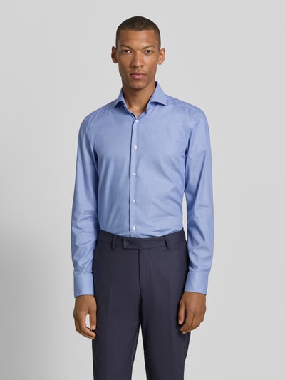 Männermodel trägt Slim-Fit Businesshemd aus reiner Baumwolle Modell 'H-HANK-Sp-B1-C1-263' von BOSS in Hellblau, Herren Businesshemd, Ganzkörperansicht von vorne