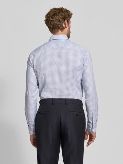 Männermodel trägt lichtblauw geruit zakelijk overhemd van katoenmix, Slim Fit Businesshemd aus Baumwoll-Mix model 'H-HANK-SP' van BOSS, Heren Businesshemd van BOSS, volledige achterkantaanzicht.