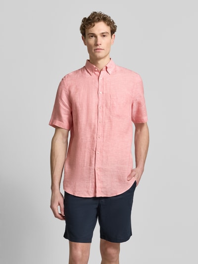 Mannelijk model draagt Regular Fit vrijetijdsoverhemd van linnen van Christian Berg Men in effen design met borstzak, button-downkraag en knoopsluiting, ruglengte maat M 83 cm, schouderbreedte 42 cm, mouwlengte 27 cm, voorkant volledig zichtbaar, Ganzkörperansicht von vorne.